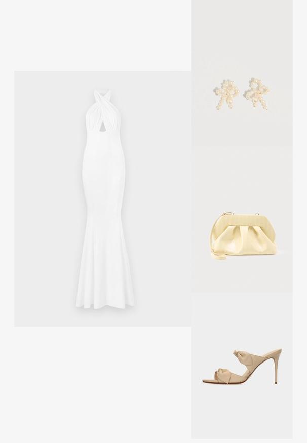Robe de soirée blanche avec un corsage ajusté, col halter, détail frontal torsadé et ourlet évasé. Fabriquée en tissu lisse et extensible.; Mule beige à talon haut ouvert à l'avant avec deux brides nouées torsadées et un talon aiguille fin sur fond blanc.; Pochette en cuir couleur crème avec un cadre supérieur structuré et une lanière pour poignet, présentée sur un fond clair uni.; Boucles d'oreilles en perles avec un design délicat combinant des perles de petite et moyenne taille, de couleur crème, en forme de nœud.