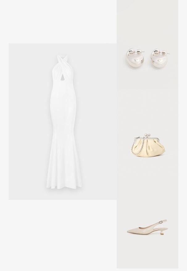 Witte avondjurk met een aansluitende bovenkant, halternek, gedraaide voorkant en een uitlopende zoom. Gemaakt van soepele, rekbare stof.; Beige slingback-schoen met een spits toelopende neus, lage kittenhak en verstelbare zijgesp op een effen witte achtergrond.; Geplooide beige leren clutch met een zilveren metalen frame, voorzien van twee ronde decoratieve sluitingen en een zilveren kettingriem.; Een paar glanzende zilveren dikke creolen met post-sluitingen op een effen witte achtergrond.