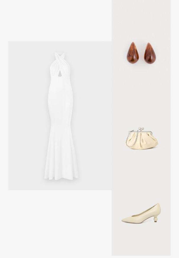 Robe de soirée blanche avec un corsage ajusté, col halter, détail frontal torsadé et ourlet évasé. Fabriquée en tissu lisse et extensible.; Chaussure femme couleur crème à bout pointu avec un petit talon rond en forme de boule, sur fond uni.; Pochette en cuir beige plissé avec un cadre en métal argenté, dotée de deux fermoirs ronds décoratifs et d'une chaîne en argent.; Une paire de boucles d'oreilles en forme de goutte d'eau, brillantes et marron, avec de subtils motifs plus foncés, sur un fond blanc.