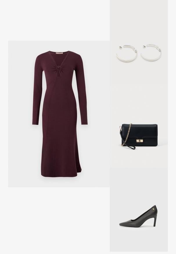 Vestido burdeos de manga larga con un frente retorcido y un detalle circular, silueta ajustada y dobladillo acampanado.; Zapato de tacón alto de charol negro con puntera afilada, que presenta un pequeño acento dorado con el logotipo en el tacón. Textura suave, diseño elegante.; Bolso de mano de cuero negro con un cierre y cadena en tono dorado. Diseño compacto con una textura suave y un detalle mínimo.; Pendientes de aro semicírculo en tono plateado con textura acanalada y cierre de presión sobre fondo blanco.