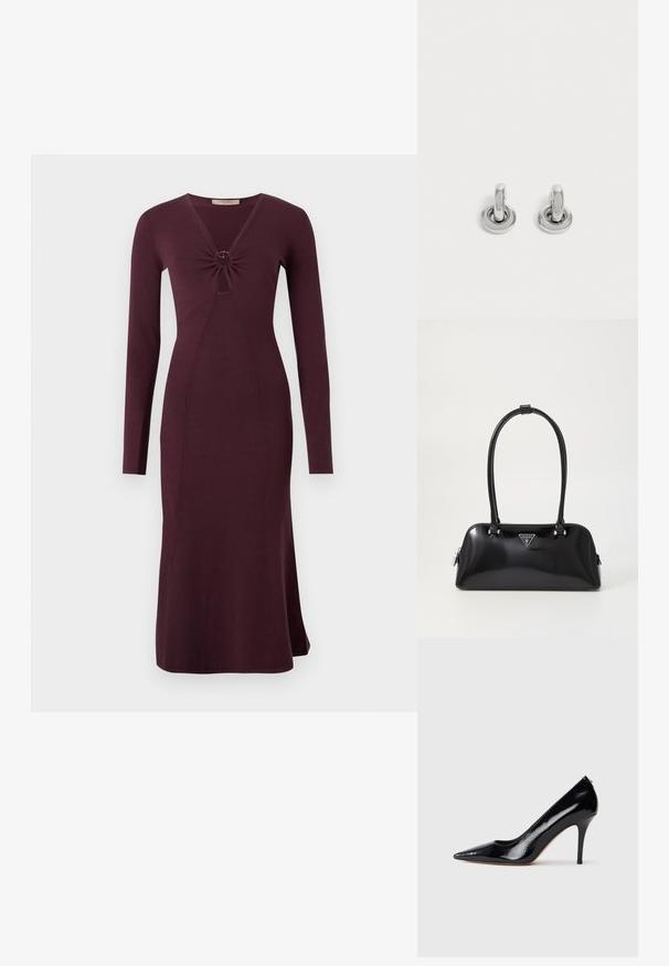 Langärmliges, weinrotes Kleid mit einer gedrehten Vorderseite und einem kreisförmigen Detail, enganliegender Silhouette und ausgestelltem Saum.; Schwarzer Lackleder-Pumps mit hohem Absatz und spitzer Zehenpartie, mit glatter Textur und schlankem Stiletto-Absatz. Keine sichtbaren Beschläge.; Schwarz glänzende Handtasche mit geschwungener Silhouette, zwei Griffen und einem Logo-Plakette auf der Vorderseite. Reißverschlussverschluss und glänzende Hardwareakzente.; Paar kleine, glänzende silberne Creolen mit rundem Sockel, auf einfachem hellem Hintergrund präsentiert.
