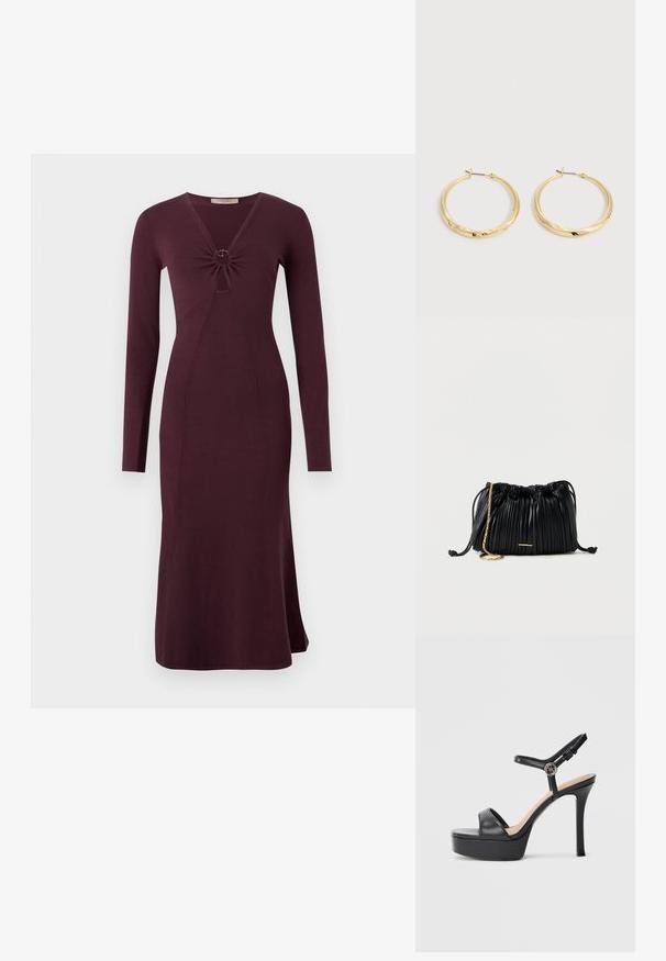 Langsleeve, bordeaux kleurige jurk met een gedraaide voorkant en een ronde detail, aansluitende silhouet en uitlopende zoom.; Zwarte platformsandalen met een hoge naaldhak, voorzien van een glad leren bovenkant, een peep-toe ontwerp en een verstelbare enkelriem met beslag.; Zwarte plissé leren handtas met trekkoord, gouden kettingriem en een klein horizontaal gouden accent aan de voorkant.; Een paar gepolijste gouden oorringen met dunne pennen en scharnierende sluitingen, tentoongesteld op een effen lichtgrijze achtergrond.