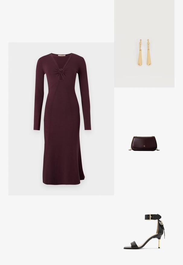 Langsleeve, bordeaux kleurige jurk met een gedraaide voorkant en een ronde detail, aansluitende silhouet en uitlopende zoom.; Zwarte leren sandalen met hak en vierkante neus, enkelband met een gouden gesp en een slanke metalen hak. Soepele textuur, minimalistisch ontwerp.; Donkerbruine leren schoudertas met gouden kettingriem en gouden "cK" logo op de voorflap.; Oorbellen in goudkleur met glanzende, langgerekte druppelvormige hangers die aan kleine oorringen hangen, op een witte achtergrond.