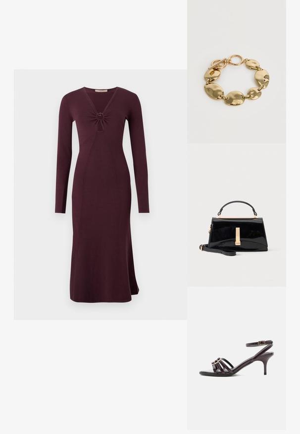 Langärmliges, weinrotes Kleid mit einer gedrehten Vorderseite und einem kreisförmigen Detail, enganliegender Silhouette und ausgestelltem Saum.; Dunkelviolette Riemchensandalette mit dünnem Knöchelriemen, quadratischer Spitze, drei vorderen Riemen mit goldenen Schnallen und schlankem mittelhohem Absatz.; Glänzende schwarze Handtasche mit Tragegriff oben, goldenem Verschluss und abnehmbarem Schulterriemen auf einfachem hellem Hintergrund.; Goldfarbiges, massives Armband mit abwechselnd großen und kleinen unregelmäßigen ovalen Gliedern und einem Knebelverschluss auf weißem Hintergrund.