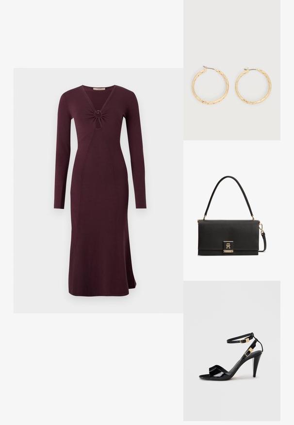Robe bordeaux à manches longues avec un devant torsadé et un détail circulaire, silhouette ajustée et ourlet évasé.; Sandale à talon haut en cuir verni noir avec double bride de cheville et boucles dorées, bout ouvert, et talon effilé sur fond neutre.; Sac à main en cuir noir texturé avec poignée supérieure et fermeture à rabat logo ton or, doté d'une bandoulière amovible.; Paire de boucles d'oreilles créoles texturées en ton or avec tiges fines sur fond blanc.