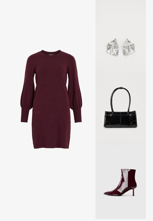 Burgunderfarbendes Strickkleid mit langen Puffärmeln, Rundhalsausschnitt und gerippten Bündchen. Das Kleid hat eine taillierte Silhouette und seitliche Schlitze am Saum.; Schimmernder dunkelroter Knöchelstiefel mit spitzem Zeh und dünnem, mittelhohem Absatz auf einem schlichten, hellen Hintergrund.; Glänzende schwarze rechteckige Handtasche mit zwei dünnen Schulterriemen und kleinen goldenen Schnallen vorne.; Silberne Metallohrringe mit einem wellenförmigen, skulpturalen Design, das eine polierte Oberfläche und unregelmäßige Formen aufweist, die eine zeitgenössische Ästhetik betonen.