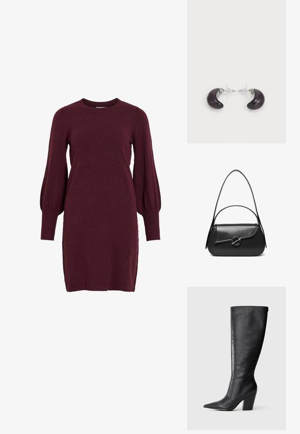 Burgunderfarbendes Strickkleid mit langen Puffärmeln, Rundhalsausschnitt und gerippten Bündchen. Das Kleid hat eine taillierte Silhouette und seitliche Schlitze am Saum.; Schwarze kniehohe Lederstiefel mit spitzem Zehen und klobigem hohen Absatz, von der linken Seitenansicht auf weißem Hintergrund gezeigt.; Schwarze Lederschultertasche mit einer geschwungenen Klappe, die durch einen runden Metallverschluss gesichert ist, und einem schlanken, verstellbaren Riemen.; Dunkellila Harzohrringe in Form von Mondsicheln, mit silbernen Metallakzenten und klaren Kunststoffrückseiten für sicheren Halt.