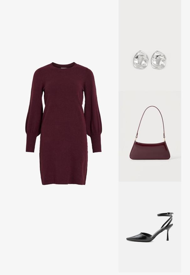 Bordeaux gebreide jurk met lange pofmouwen, een ronde halslijn en geribbelde manchetten. Heeft een getailleerde silhouette en zijsplitsingen aan de zoom.; Zwarte pumps met puntige neus, dunne enkelbandjes en een zilveren gesp op een effen lichte achtergrond.; Donker bordeaux glanzende handtas met een enkele dunne handgreep en een slanke trapeziumvorm op een effen lichte achtergrond.; Zilveren abstracte studs met een gepolijste afwerking, met gladde rondingen en subtiele contouren. Geen zichtbare patronen of accenten.