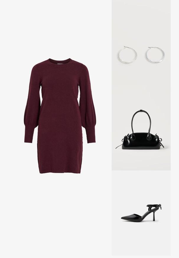 Burgunderfarbendes Strickkleid mit langen Puffärmeln, Rundhalsausschnitt und gerippten Bündchen. Das Kleid hat eine taillierte Silhouette und seitliche Schlitze am Saum.; Schwarzer Lackleder-Pumps mit spitzer Zehenpartie und Knöchelriemen, hinten zu einem Knoten gebunden, gezeigt auf weißem Hintergrund.; Kleine schwarze glänzende Handtasche mit zwei langen Griffen und seitlichen Kordelzug-Details vor einfachem hellem Hintergrund.; Silberne Metallcreolen mit glatter, leicht gebogener Oberfläche und Klappverschluss vor schlicht weißem Hintergrund.