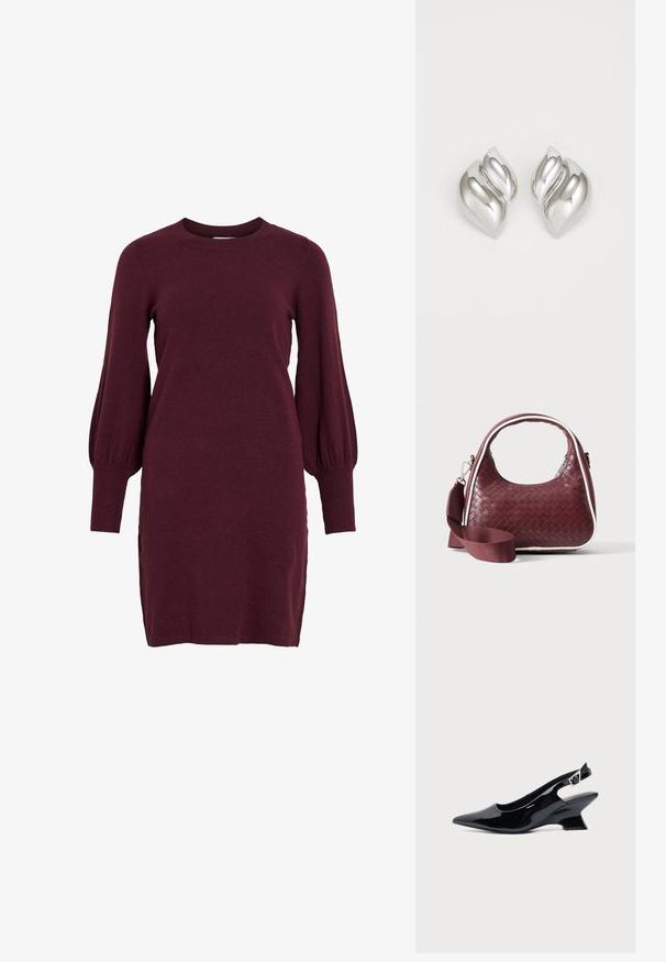 Burgunderfarbendes Strickkleid mit langen Puffärmeln, Rundhalsausschnitt und gerippten Bündchen. Das Kleid hat eine taillierte Silhouette und seitliche Schlitze am Saum.; Schwarzer Slingback-Schuh aus Lackleder mit spitzer Spitze und niedrigem, schrägem Blockabsatz auf einfachem hellem Hintergrund.; Dunkelrote gewebte Ledertasche mit gebogenem Griff, weißem Besatz, silbernem Reißverschluss und abnehmbarem breitem Stoff-Schulterriemen vor einfarbigem Hintergrund.; Silberne Ohrringe mit einer organischen, abstrakten Form. Glatte, glänzende Oberfläche mit einem konischen Design. Mit dezenten Kurven und einem zentralen Linienelement.