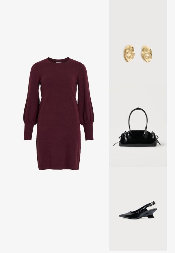Burgunderfarbendes Strickkleid mit langen Puffärmeln, Rundhalsausschnitt und gerippten Bündchen. Das Kleid hat eine taillierte Silhouette und seitliche Schlitze am Saum.; Schwarzer Slingback-Schuh aus Lackleder mit spitzer Spitze und niedrigem, schrägem Blockabsatz auf einfachem hellem Hintergrund.; Kleine schwarze glänzende Handtasche mit zwei langen Griffen und seitlichen Kordelzug-Details vor einfachem hellem Hintergrund.; Paar glänzende, unregelmäßig geformte Ohrstecker aus Goldmetall mit zerknitterter, glatter Oberfläche auf schlichtem hellem Hintergrund.