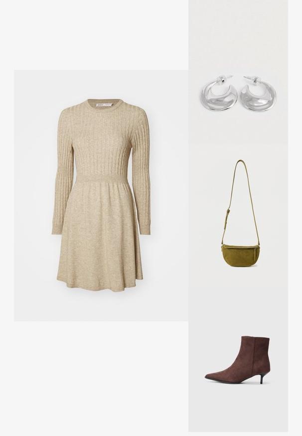 Robe en tricot côtelé beige avec des manches longues, un col rond, une taille cintrée et une jupe évasée. Texture douce avec une légère variation de couleur.; Bottes courtes en daim marron avec un bout pointu et un talon noir fin. Présentent une texture lisse et un design simple.; Sac bandoulière en daim vert olive avec sangle réglable et poche avant zippée sur fond blanc uni.; Une paire de boucles d'oreilles en croissant argenté poli avec des supports en plastique transparent sur une surface blanche.