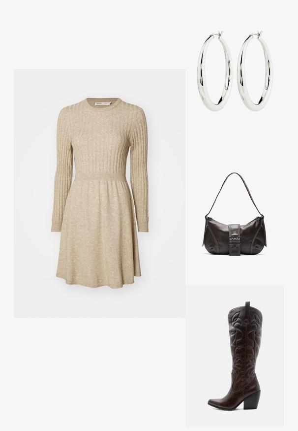 Robe en tricot côtelé beige avec des manches longues, un col rond, une taille cintrée et une jupe évasée. Texture douce avec une légère variation de couleur.; Botte de cowboy haute en cuir marron foncé avec motifs décoratifs cousus, bout pointu et talon bloc empilé.; Sac à épaule en cuir marron avec une forme courbée, présentant un détail de boucle proéminent, des coutures contrastantes et une seule bandoulière.; Boucles d'oreilles en argent en forme de halo, avec une surface lisse et réfléchissante. Forme ronde et large avec un fermoir sécurisé en haut. Fini poli mettant en valeur l'éclat.