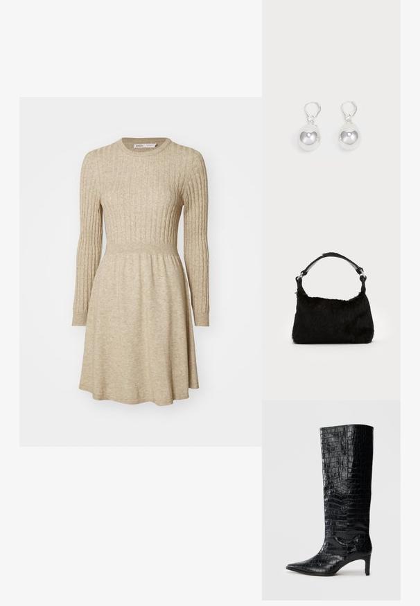 Beige Rippstrickkleid mit langen Ärmeln, rundem Halsausschnitt, taillierter Taille und ausgestellt Rock. Weiche Textur mit subtilen Farbvariationen.; Schwarze kniehohe Stiefel mit glänzender, krokodilgeprägter Textur, spitzer Zehenpartie und schmalem Absatz. Glattes synthetisches Material.; Schwarze Kunstfell-Handtasche mit weicher Textur, runder Form und einem stabilen schwarzen Leder-Schulterriemen. Sichtbare silberne Hardware-Akzente.; Silberne Tropfenohrringe mit glatten, runden, reflektierenden Oberflächen, die an Hakenverschlüssen hängen. Der Hintergrund ist reinweiß.