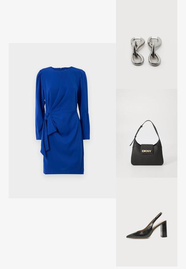 Vestido azul con mangas largas, escote redondo y un detalle de lazo lateral, hecho de una tela suave con un diseño drapeado.; Zapato slingback negro de cuero con punta afilada, tacón cuadrado y un pequeño logo en el lateral, sobre un fondo blanco liso.; Bolso de hombro de cuero negro con una forma estructurada, que presenta un logo dorado "DKNY" en el frente y una correa corta y ajustable.; Par de pendientes de metal con acabado plateado y diseño abstracto de bucles entrelazados sobre un fondo blanco.