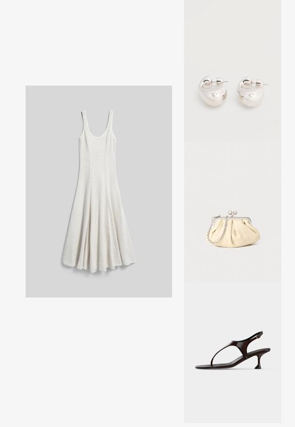 Robe blanche en tricot sans manches avec encolure dégagée et jupe évasée texturée, étalée à plat sur fond gris.; Sandale slingback en cuir verni marron foncé avec petit talon et bride entre les orteils sur fond blanc.; Pochette en cuir beige plissé avec un cadre en métal argenté, dotée de deux fermoirs ronds décoratifs et d'une chaîne en argent.; Paire de boucles d'oreilles argentées brillantes et épaisses avec fermoirs à tige, sur fond blanc uni.