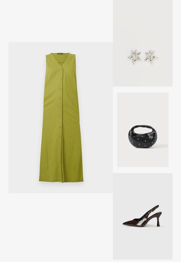 Groene mouwloze maxi-jurk met V-hals, voorzien van een knoopsluiting aan de voorkant en verticale ribbels. Gemaakt van een zachte, lichtgewicht stof.; Bruine gepatineerde leren slingback pumps met een spitse neus, een dunne hak en een verstelbaar bandje met een kleine gesp.; Zwarte leren handtas met een afgeronde vorm, versierd met zilveren studs, en een korte handgreep. Gladde textuur en ritsluiting.; Zilverkleurige stervormige oorringen met een gladde, gepolijste afwerking op een effen witte achtergrond.