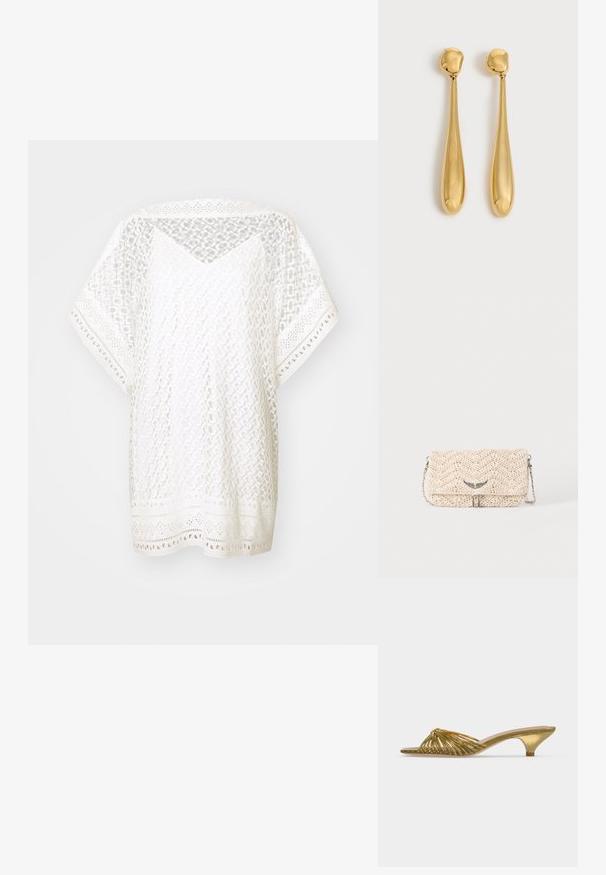 Witte, losse top van een kantachtig materiaal met geometrische patronen, korte mouwen en een decoratieve zoom met uitsnijdingen.; Gouden mule met open teen, lage kittenhak en knoopdesign op een effen witte achtergrond.; Beige geweven clutch tas met flap, metalen kettingriem en kleine zilveren vleugelvormige versiering aan de voorkant.; Een paar lange, gladde, glanzende gouden druppelvormige oorbellen met afgeronde toppen en taps toelopende druppelvormen op een lichte achtergrond.