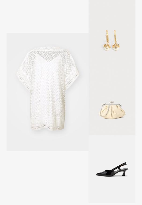 Witte, losse top van een kantachtig materiaal met geometrische patronen, korte mouwen en een decoratieve zoom met uitsnijdingen.; Zwarte lakleren slingback kitten heel schoen met spitse neus en verstelbare gouden gespsluiting op een witte achtergrond.; Geplooide beige leren clutch met een zilveren metalen frame, voorzien van twee ronde decoratieve sluitingen en een zilveren kettingriem.; Gouden oorringen met hangende witte parels omhuld met goud en kleine heldere kristallen op een effen lichte achtergrond.