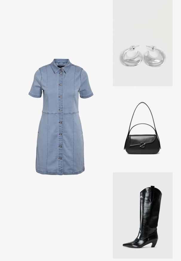 Helles blaues Jeanshemdkleid mit Kragen, kurzen Ärmeln, vorderen Knöpfen und seitlichen Taschen, das vertikale Nahtdetails aufweist.; Schwarze kniehohe Stiefel aus Leder mit spitzem Zeh, niedrigem Absatz und dekorativen Nähten an den Seiten. Glatte, glänzende Oberfläche.; Schwarze Lederschultertasche mit einer geschwungenen Klappe, die durch einen runden Metallverschluss gesichert ist, und einem schlanken, verstellbaren Riemen.; Ein Paar polierte silberne, halbmondförmige Creolen mit klaren Kunststoffrückseiten auf einer weißen Oberfläche.