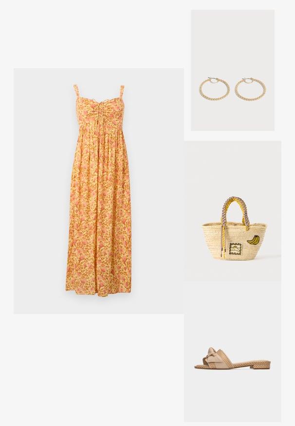 Robe longue jaune avec motif floral rose, bretelles sans manches, bustier froncé et jupe ample plissée.; Sandale plate beige avec semelle et lanière à motif tissé, ornée d'un nœud en tissu doux noué à l'avant.; Sac cabas en paille tissée avec des anses tressées jaunes et beige, décoré d'un patch banane et d'un petit motif poisson encadré à l'avant.; Paire de boucles d'oreilles créoles en or de taille moyenne avec un design texturé et perlé sur un fond clair uni.