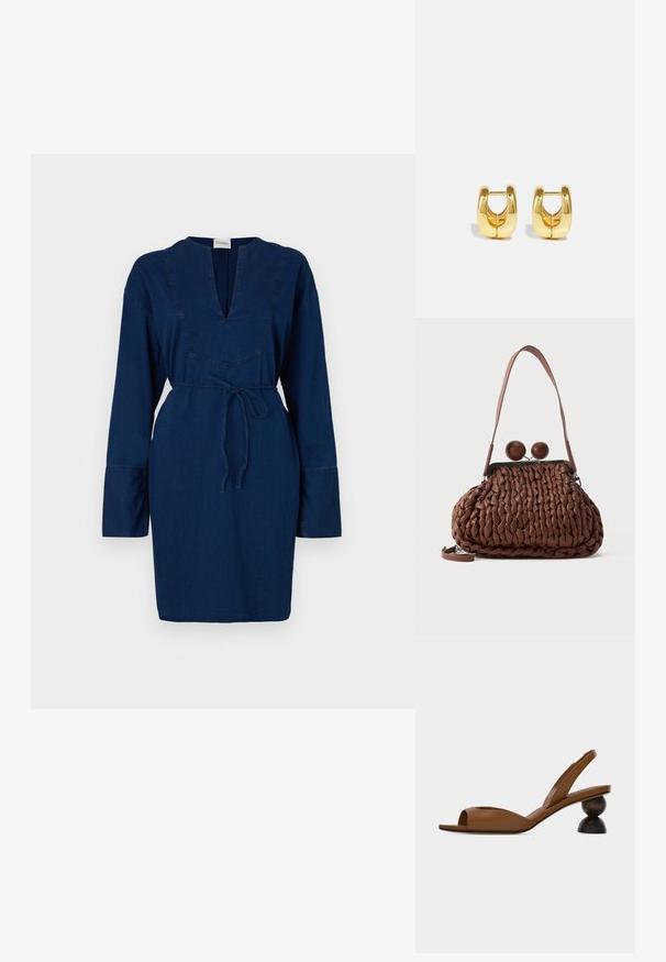 Robe en denim bleu marine à manches longues, décolleté en V et taille à cordon. Présente des détails de couture le long du décolleté et des manches.; Sandale marron à bout ouvert avec bride arrière, dotée d'un talon en bois rond distinctif en deux parties sur un fond clair uni.; Sac à main en cuir tressé marron avec une seule bandoulière et deux grandes fermetures rondes en bois sur le dessus.; Boucles d'oreilles en or avec un design élégant et arrondi. Présentent un centre creux et une surface brillante, complétant les styles modernes.