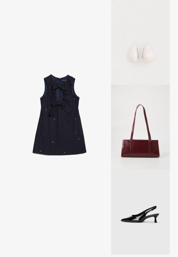 Mørkeblå denimkjole med ærmeløs design, to store sløjfer foran og dekorative hvide prikker. Har lynlås i ryggen.; Sorte patenterede slingback-sko med spidse tæer og lav blokhæl. Justerbar spænde-rem ved anklen.; Bordeaux håndtaske lavet af glansfuldt materiale, rektangulær form, med to skulderremme og subtile buede detaljer på forsiden.; Sølvmetal dråbeøreringe med en glat, reflekterende overflade og tåreform, der har et sammenhængende design uden synlige udsmykninger.