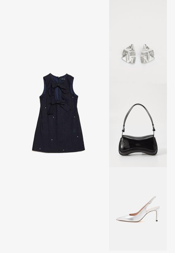 Mørkeblå denimkjole med ærmeløs design, to store sløjfer foran og dekorative hvide prikker. Har lynlås i ryggen.; Sølv spids tå slingback stilet med spænde og slank mellemhøj hæl.; Sort patentlæder håndtaske med en buet form, et enkelt håndtag og en rund bund. Har en subtil logo-detalje på forsiden.; Sølvmetal øreringe med et bølgende, skulpturelt design, der har en poleret overflade og uregelmæssige former, hvilket fremhæver en moderne æstetik.