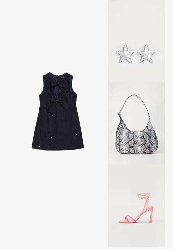 Mørkeblå denimkjole med ærmeløs design, to store sløjfer foran og dekorative hvide prikker. Har lynlås i ryggen.; Lyserød højhælet sandal med to tynde stropper over tæerne, en udtalt ankelrem og et firkantet tådesign. Hælen er slank og afsmalnet.; Sort-hvid slangemønster skuldertaske med en rund form, glat tekstur og en buet rem. Har et sølvfarvet hardware-accents.; Sølvstjernede øreringe med en poleret, blank overflade. Hver ørering har fem spidser og subtile teksturdetaljer på overfladen.