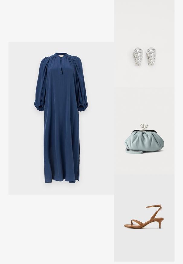 Robe longue bleu marine avec manches bouffantes froncées, encolure ronde avec découpe en V, et ourlet jusqu'au sol avec fentes latérales.; Sandale en cuir marron avec lanières, talon bas en forme de petit escarpin et bride à la cheville avec une petite boucle, vue de côté sur un fond uni.; Petit porte-monnaie en cuir bleu clair avec fermoir métallique argenté de type kiss-lock et court bracelet de poignet sur fond uni.; Boucles d'oreilles en clip argentées avec un design en spirale, présentant une texture métallique lisse et des formes arrondies. Pas d'embellissements ou de motifs visibles.