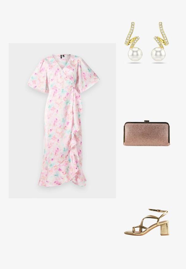 Florale wikkeljurk met een roze achtergrond en pasteltinten, korte pofmouwen en een gerimpelde zoom. Zachte stoftextuur.; Gouden metallic sandaal met blokhak, meerdere dunne bandjes en een verstelbare enkelriem, afgebeeld tegen een witte achtergrond.; Rechthoekige clutch van roségoud met fonkelende strass steentjes en een metalen sluiting aan de bovenzijde, afgebeeld tegen een witte achtergrond.; Paar gouden oorbellen met gebogen lijnen bezet met heldere stenen, elk met één ronde witte parel aan de basis.