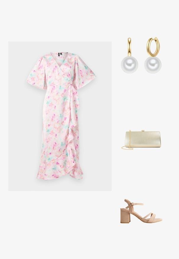 Florale wikkeljurk met een roze achtergrond en pasteltinten, korte pofmouwen en een gerimpelde zoom. Zachte stoftextuur.; Beige suède sandaal met open teen, blokhak, twee voorste bandjes en verstelbare enkelriem met gouden gesp.; Rechthoekige metallic gouden clutch tas met een gouden kettingriem en een kleine ronde sluiting bovenop.; Gouden creolen met een gladde afwerking, voorzien van een enkele witte parel aan de onderkant, die een ronde vorm en glanzende textuur vertoont.