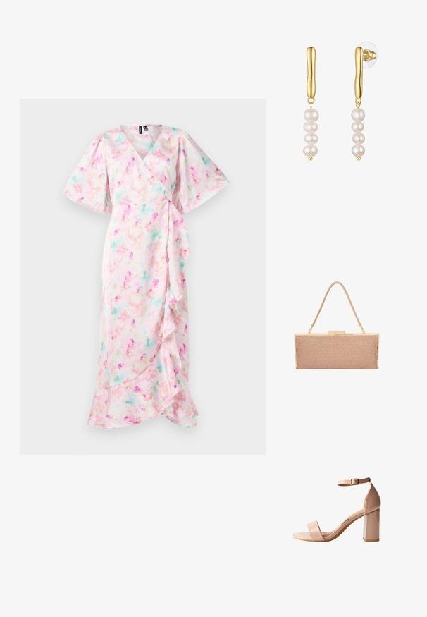 Florale wikkeljurk met een roze achtergrond en pasteltinten, korte pofmouwen en een gerimpelde zoom. Zachte stoftextuur.; Nude patenten leren sandaal met hakken heeft een vierkante open teen, een enkelbandje met gesp en een dikke blokhak voor stabiliteit.; Metalen roségouden clutch tas met een gestructureerd gaasoppervlak, goudkleurige hardware en een dunne, gevlochten schouderriem.; Gouden oorbellen met een gebogen Hoepelontwerp, voorzien van drie gladde witte parels die verticaal zijn gestapeld, afgewerkt met een gouden kraaldetail.