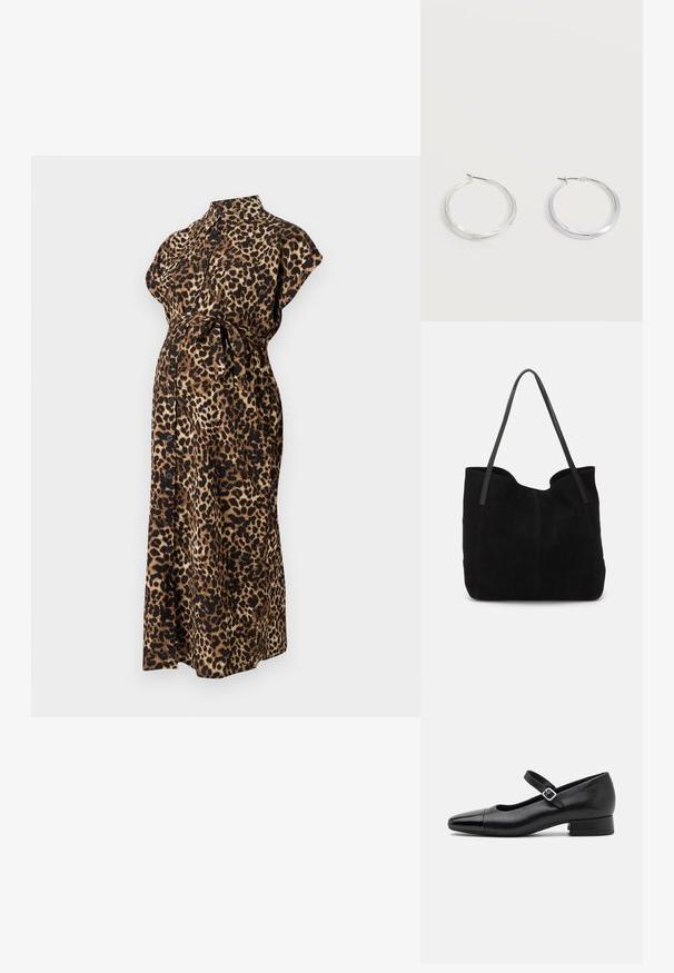 Maternitykleid mit Leoprint aus leichtem Stoff, mit kragenlosem Ausschnitt, kurzen Ärmeln, Taillenschnürung und durchgehender Knopfleiste.; Schwarze Leder-Mary-Jane-Schuhe mit einer patentierten Zehenkappe, verstellbarem Knöchelriemen und niedrigem Blockabsatz. Glatte Textur und elegantes Design.; Schwarze Wildleder-Umhängetasche mit zwei langen, flachen Ledergriffen. Sie verfügt über eine gewölbte obere Kante und sichtbare Nähte auf der Vorderseite. Keine Hardware-Details.; Silberne Metallcreolen mit glatter, leicht gebogener Oberfläche und Klappverschluss vor schlicht weißem Hintergrund.