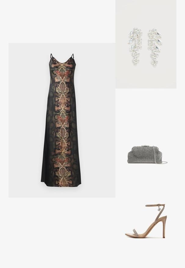 Zwarte slipdress met een slangenhuidpatroon in aardetinten en metallic accenten, met dunne verstelbare bandjes en een gladde textuur.; Beige sandaal met hoge hak en enkelbandje, open teen, dunne bandjes versierd met strassteentjes en een klein metalen bedeltje dat aan de gesp hangt.; Reiss ADALINE EMBELLISHED - Clutch - silver coloured; Paar zilverkleurige oorbellen met gegroepeerde heldere facetten kristallen in ronde en marquise vormen op witte achtergrond.