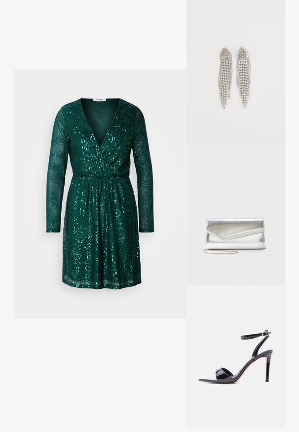 Robe en sequins verts avec des manches longues, un décolleté en V profond et une taille élastique. Texturée avec des sequins brillants disposés verticalement.; Sandale à talon haut en cuir verni noir, à bout ouvert, avec bride à la cheville et fermeture à boucle, vue de profil sur fond blanc.; Pochette argentée brillante avec rabat style enveloppe et garniture décorative, petite bandoulière chaîne argentée, sur fond clair uni.; Boucles d'oreilles en argent présentant un design en cascade avec plusieurs rangées de strass scintillants, des pointes effilées et de délicates nuances de chaîne.