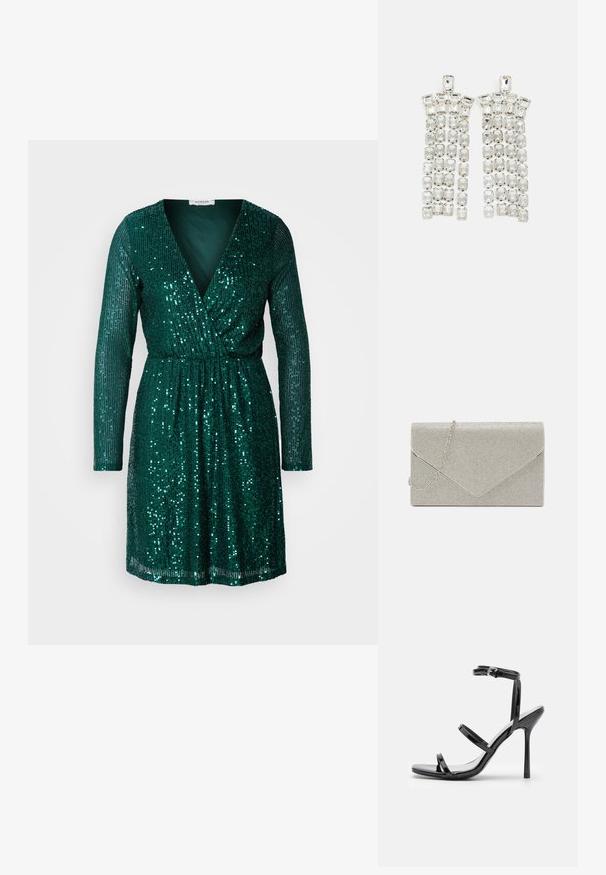 Robe en sequins verts avec des manches longues, un décolleté en V profond et une taille élastique. Texturée avec des sequins brillants disposés verticalement.; Sandales à talons hauts en cuir verni noir avec trois sangles horizontales et une sangle de cheville ajustable. Silhouette élégante et finition brillante.; Pochette argent métallique au design d'enveloppe, ornée d'un motif texturé, avec une chaîne amovible.; Boucles d'oreilles en cristal avec des accents en métal argenté, ornées de plusieurs pierres taillées en rectangles et carrés disposées en rangées en cascade.
