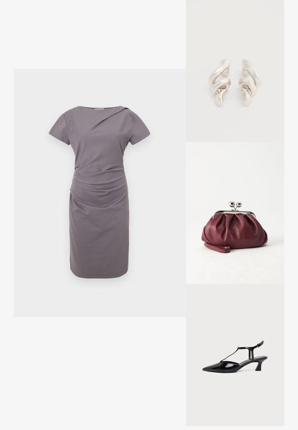Grå kjole med korte ærmer og tætsiddende silhuet, med samlede detaljer ved taljen, glat tekstur og knælangt kant.; Sort laklæder spids tå slingback sko med T-rem og lav skrå blokhæl på hvid baggrund.; Lille bordeauxlæder clutch-pung med sølv metal lukning og håndledsrem på hvid baggrund.; Tvistede sølvfarvede ørestikker med en glat, blank overflade, der har et moderne, abstrakt spiraldesign.