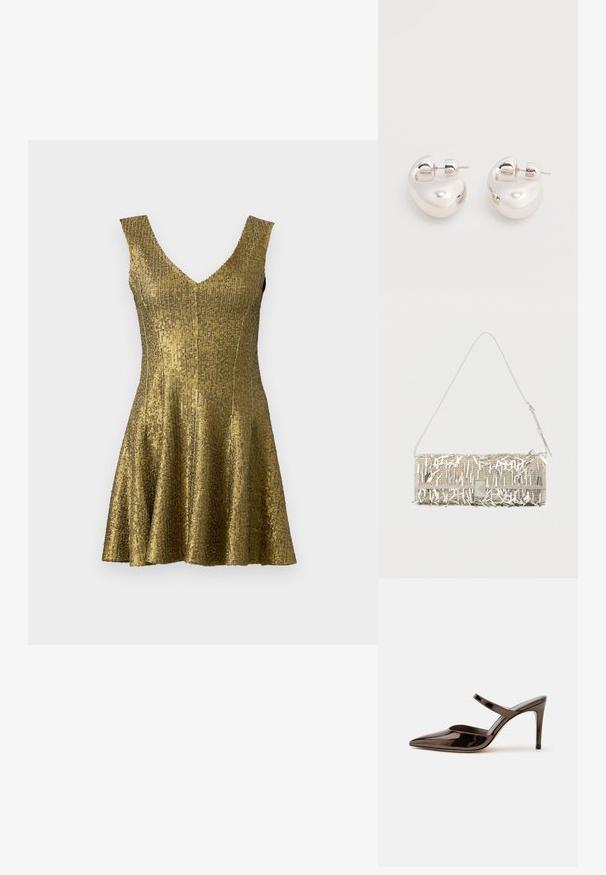 Goldenes Paillettenkleid mit V-Ausschnitt, tailliertem Oberteil und schwingendem Rock. Hergestellt aus strukturiertem Material mit glänzender Oberfläche. Ärmelloses Design.; Glänzender dunkelbrauner Mule mit spitzer Spitze und hohem Absatz mit schmalem Riemen über dem Spann vor weißem, einfachem Hintergrund.; Metallic silberne Handtasche mit Quastenverzierung, strukturierter Oberfläche und schmalem Schulterriemen. Verfügt über eine rechteckige Form und Schnappverschluss.; Paar glänzende silberne dicke Creolen mit Stecker-Verschlüssen auf weißem Hintergrund.