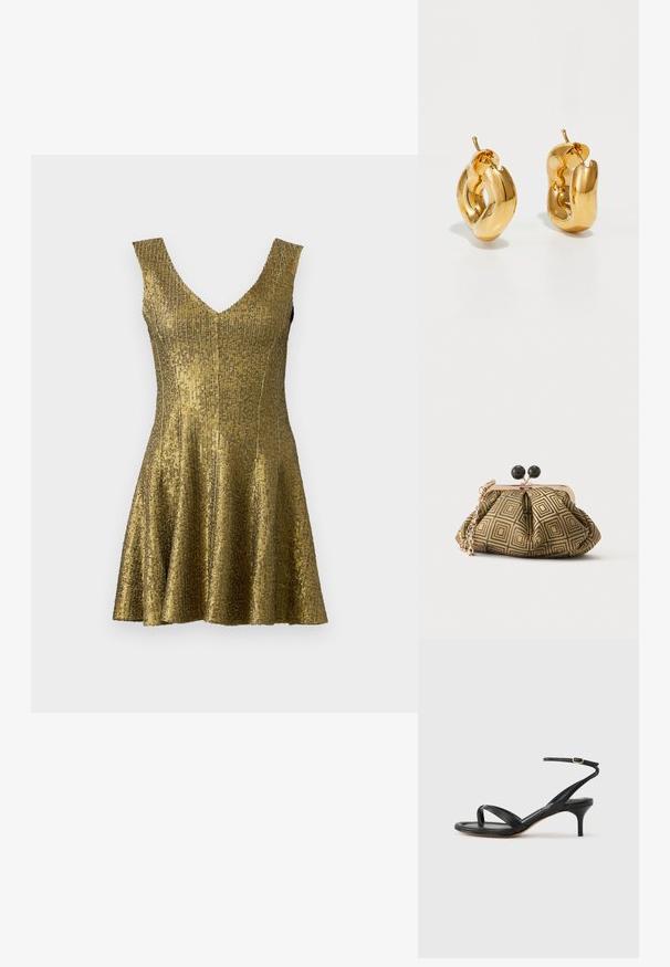 Goldenes Paillettenkleid mit V-Ausschnitt, tailliertem Oberteil und schwingendem Rock. Hergestellt aus strukturiertem Material mit glänzender Oberfläche. Ärmelloses Design.; Schwarze Ledersandale für Damen mit dünnen Riemchen, einer Zehenlasche, einer Knöchelschnalle und einem mittelhohen Stöckelabsatz vor neutralem Hintergrund.; Kleine Clutch mit goldenem und schwarzem geometrischem Muster, goldfarbenem Metallrahmen, schwarzem Kugelverschluss und kurzem goldfarbenem Kettenriemen.; Fette goldene Creolen mit einem leicht verdrehten, röhrenförmigen Design und Steckverschlüssen auf einem weißen Hintergrund.