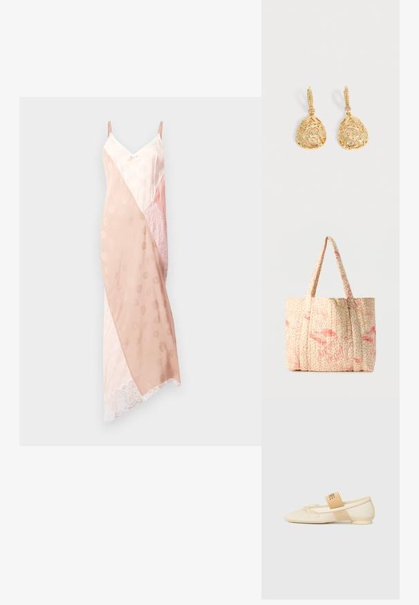 Roze kwarts slipdress met verstelbare bandjes, voorzien van een mix van gladde satijn- en kanttexturen, een diagonaal kleurblokontwerp en kantafwerking.; Crèmekleurige platte schoen met een puntige neus, vetersluiting en een decoratieve band met logo aan de zijkant. Gladde textuur, lage hak.; Gequilte beige draagtas met rode speelse illustraties van een vogel, ster en veer, en lange gevoerde handvatten.; Een paar oorbellen in goudkleurige druppelvorm met een ingewikkeld bloem- en krulfiligraanontwerp en kleine heldere steentjes op hefboomsluitingen.