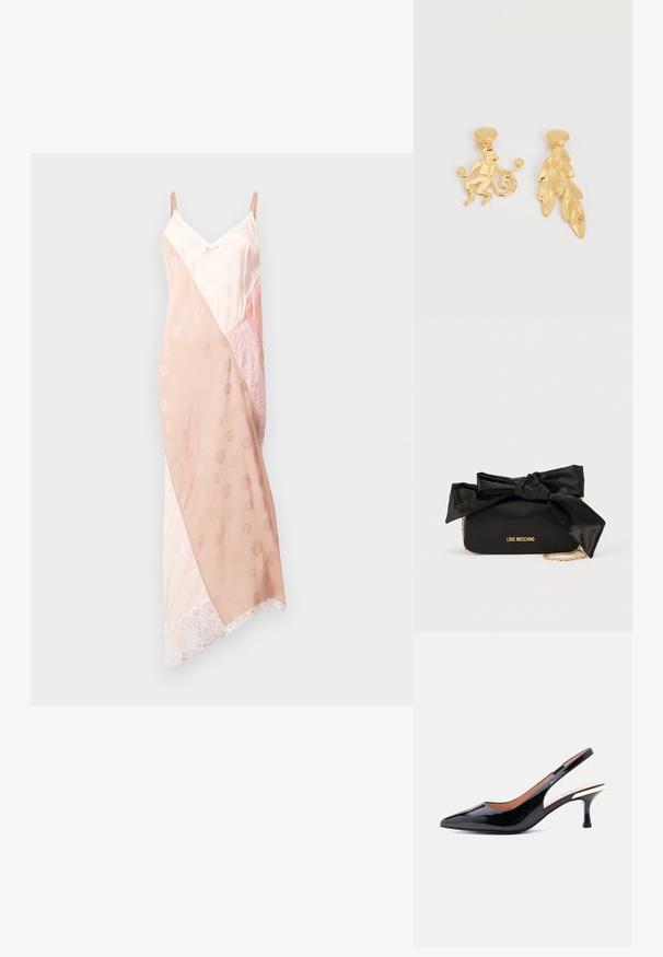 Rosenquarz-Spaghetti-Top-Kleid mit verstellbaren Trägern, das eine Kombination aus glattem Satin und Spitzenstrukturen aufweist, ein diagonales Farbblockdesign und Spitzenbesatz.; Schwarzer Slingback-Pumps aus Lackleder mit spitzer Kappe und mittelhohem Absatz, der in der Nähe der Ferse ein metallisches Detail aufweist.; Schwarze Satin-Handtasche mit einer großen Schleife oben, goldener Kettenriemen und eingeprägtem "LOVE MOSCHINO"-Logo auf der Vorderseite.; Ohrringe aus goldfarbenem Metall, einer geformt wie ein Affe, der Kreise hält, der andere mit strukturiertem ovalem Blattdesign.