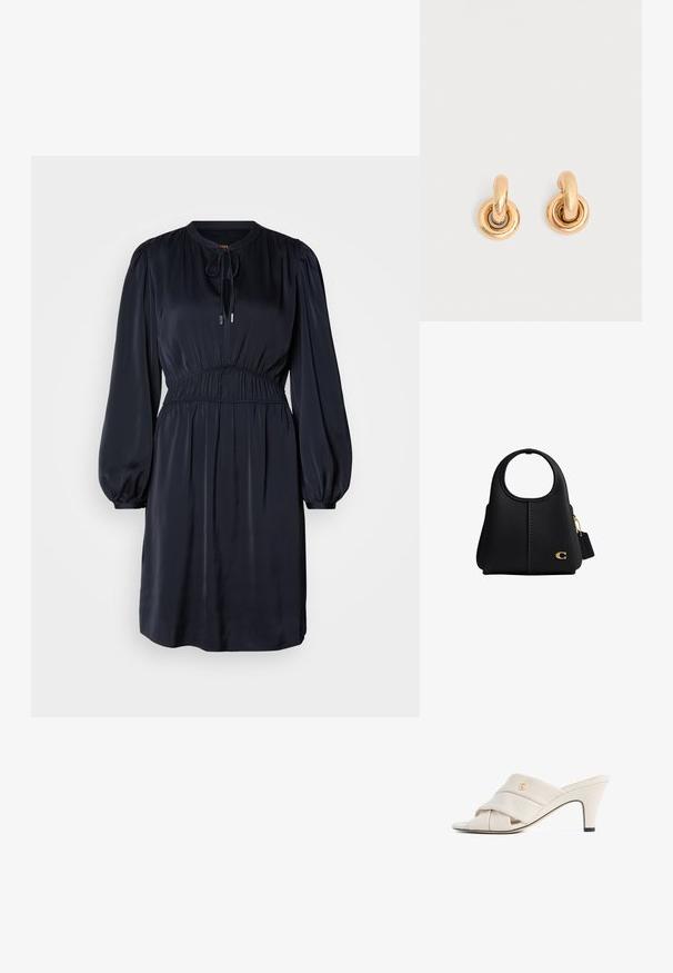 Robe bleu marine à manches longues avec une taille froncée, un col rond et un lien à nouer. Fabriquée en tissu léger et doux.; Mules à talons hauts beiges avec un design de bride en cuir torsadé, bout ouvert et motif de logo en relief. Le talon présente un détail d'embout noir.; Sac à main en cuir noir avec poignée ronde, logo doré "C" sur le devant, et une petite étiquette attachée avec une chaîne dorée.; Paire de boucles d'oreilles créoles dorées et brillantes avec des maillons circulaires épais sur un fond gris clair uni.