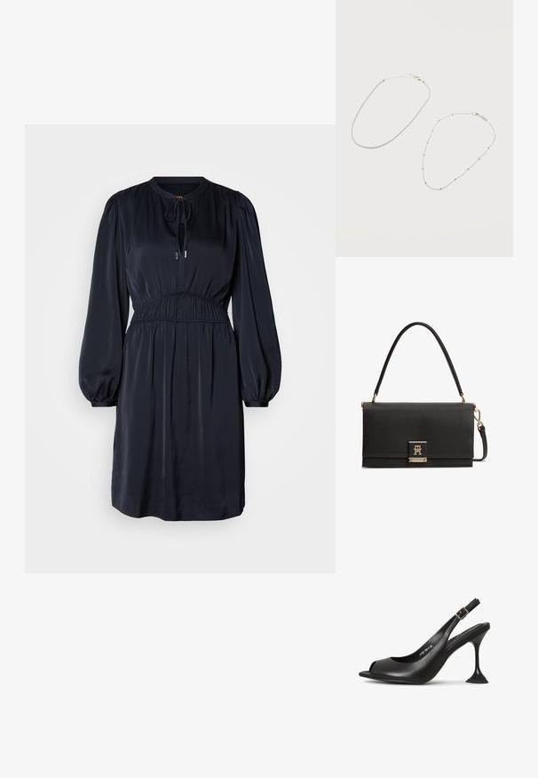 Navyblaues, langärmliges Kleid mit geraffter Taille, rundem Ausschnitt und Kordelzug. Hergestellt aus glattem, leichtem Stoff.; Schwarze Leder-Slingback-High Heels mit offener Zehe, spitzer Form, schmalem Absatz, der ausläuft, und quadratischem Fuß. Texturierte Oberfläche und Schnalle-Detail.; Schwarze, strukturiere Lederhandtasche mit Tragegriff oben und goldfarbenem Logoverschluss auf der Vorderklappe, mit abnehmbarem Schulterriemen.; Zwei filigrane Silberarmbänder mit Karabinerverschlüssen; eines mit kleinen, gleichmäßig entlang der Kette verteilten runden Perlen.