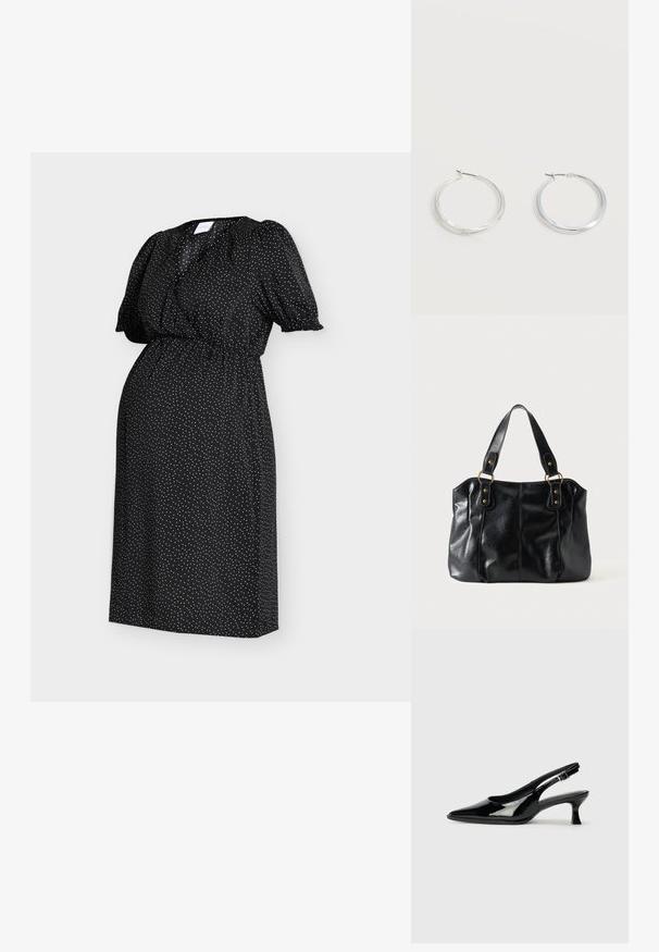Robe midi noire à pois blancs, manches courtes bouffantes, taille élastique et décolleté en V sur fond clair uni.; Escarpins en cuir verni noir avec un bout pointu et un petit talon carré. Sangle réglable à la cheville avec boucle.; Sac à épaule en cuir noir avec double anses attachées par des anneaux et rivets dorés, surface lisse et légèrement brillante, design simple.; Boucles d’oreilles créoles en métal argenté avec une surface lisse légèrement incurvée et des fermoirs à clapet sur un fond blanc uni.