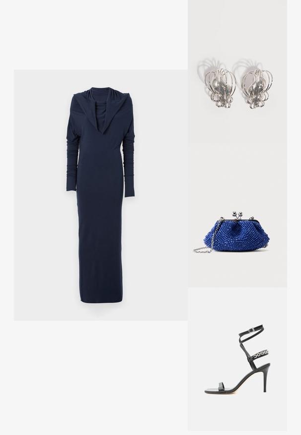 Navyblauwe langemouwen jurk met een gedrapeerde kraag en een getailleerde silhouet. Gemaakt van een zachte, rekbare stof; gladde textuur zonder zichtbare patronen.; Zwarte sandaal met hoge hak, smalle enkelband, middenvoetband versierd met zilveren schakels en een open teenontwerp.; Kleine blauwe kralenclutch met zilveren sluiting en kettingriem, liggend op een effen lichtgrijze achtergrond.; Een paar zilveren metalen oorbellen met een open draadkooi-ontwerp en gladde centrale ovale vormen die gebogen schaduwen werpen op een witte achtergrond.