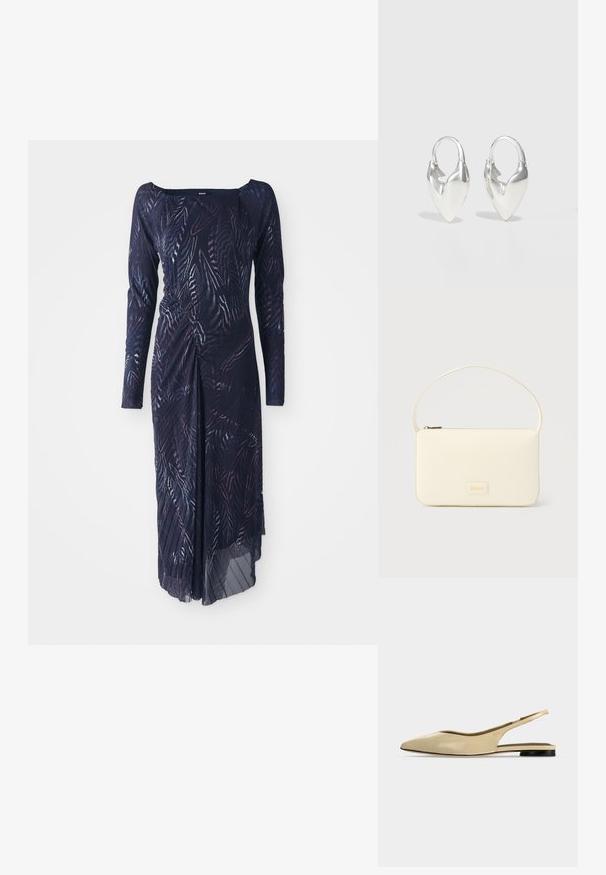 Langærmet, mørkeblå kjole med et bladmønster, der har en indsugget talje og en svømmede nederdel, som hænger til den ene side.; Beige spids tå slingback flad sko med lav sort hæl og en glat læderfinish, vist fra siden på en ensfarvet baggrund.; Kremfarvet rektangulær håndtaske med en enkelt rem og lynlås øverst, med en lille præget logo-plakette foran.; Otiumberg ROSCIDA HEART HOOPS - Øreringe - silver-coloured