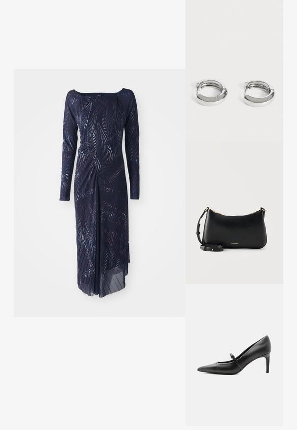 Robe à manches longues, bleu marine foncé, ornée d'un motif de feuilles, avec une taille cintrée et une jupe fluide qui drape sur un côté.; Escarpin noir en cuir à bout pointu avec une fine bride et une boucle sur le cou-de-pied, posé sur un fond clair neutre.; Sac à bandoulière en cuir noir Calvin Klein avec fermeture éclair dorée et sangle réglable sur fond clair uni.; Paire de petites boucles d’oreilles créoles argentées brillantes avec surfaces lisses et arrondies sur fond blanc uni.