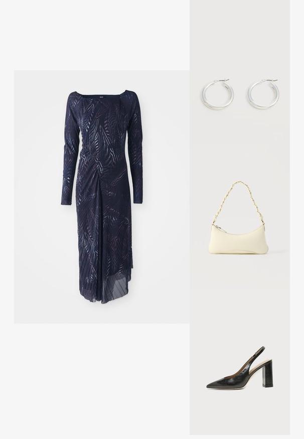 Langærmet, mørkeblå kjole med et bladmønster, der har en indsugget talje og en svømmede nederdel, som hænger til den ene side.; Sort læder peep-toe slingback sko med høj blokhæl og beige indvendig foring mod en ensfarvet lys baggrund.; Lille cremefarvet taske med en kurvet form og fletet guldfarvet kæde som håndtag, lynlås lukning på toppen; Par mellemstore skinnende sølv hoops øreringe med tynde metal spænder på en lys neutral baggrund.