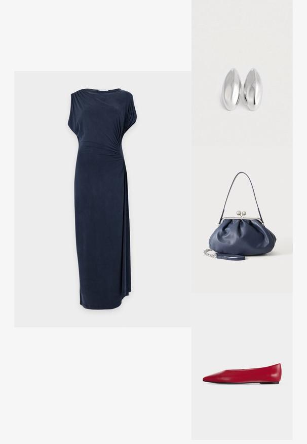 Vestido azul marino, sin mangas, de largo hasta el tobillo, con drapeado asimétrico y tela fruncida en la cintura derecha, mostrado sobre un fondo liso.; Zapato plano de cuero rojo con puntera puntiaguda, suela negra y tacón bajo, mostrado de perfil sobre un fondo claro y liso.; Bolso de mano de cuero azul marino suave con cierre de broche plateado, una correa de hombro y correa de cadena desmontable para la muñeca sobre fondo blanco.; Par de objetos ovalados de plata, lisos y brillantes, colocados uno al lado del otro sobre un fondo blanco puro.
